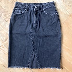H&M sz 6 faded black jean skirt denim